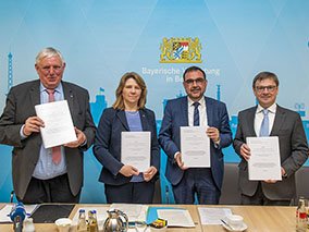 V.l.: Karl-Josef Laumann (Landesgesundheitsminister NRW), Prof. Kerstin von der Decken (Landesgesundheitsministerin Schleswig-Holstein), Klaus Holetschek (Landesgesundheitsminister Bayern), Prof. Ferdinand Wollenschläger (Verfassungsrechtler Uni Augsburg)
