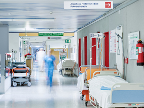 Verschwommenes Personal im Krankenhausflur