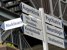 Wegweiser in einer Uniklinik