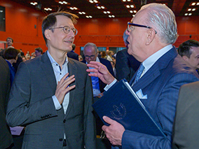 Bundesgesundheitsminister Lauterbach im Gespräch mit Bundesärztekammer-Präsident Reinhardt beim 128. Deutschen Ärztetag am 07.05.2024 in Mainz.