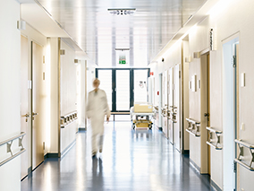Arzt läuft über Krankenhaus-Flur